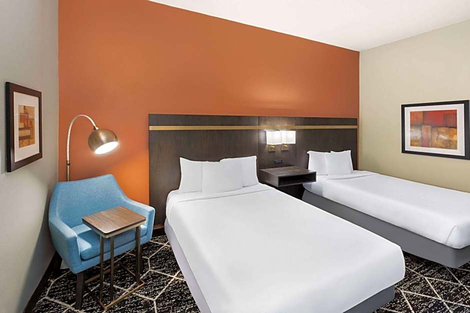 La Quinta Inn & Suites by Wyndham Olathe