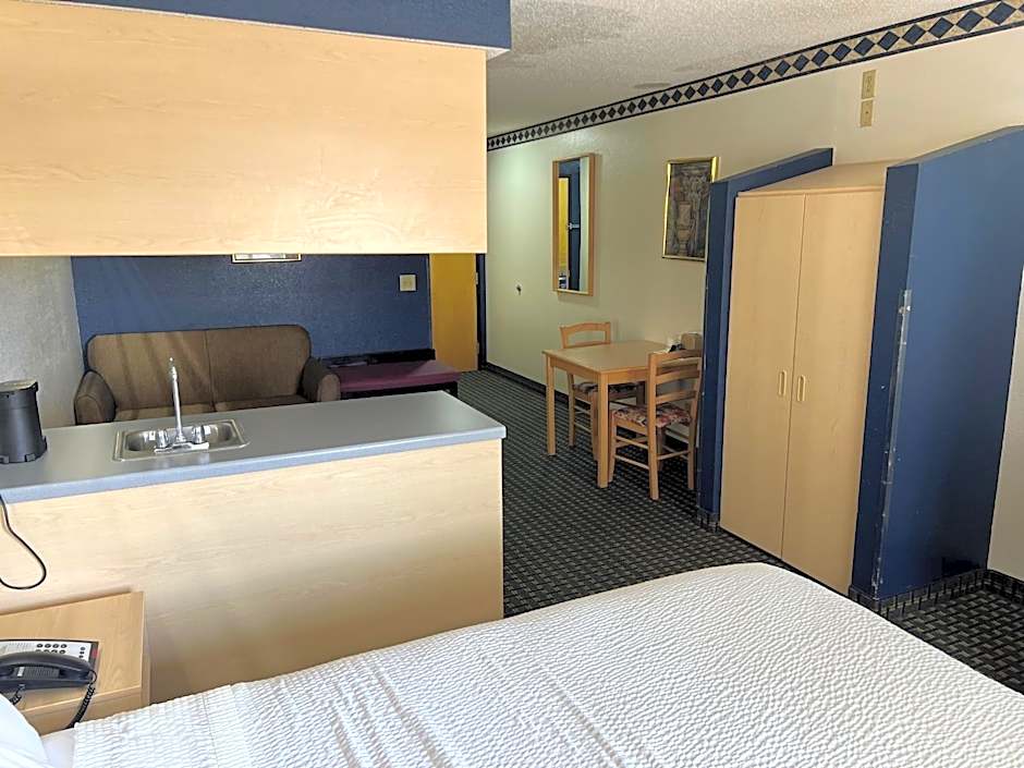 Days Inn & Suites by Wyndham Hutchinson