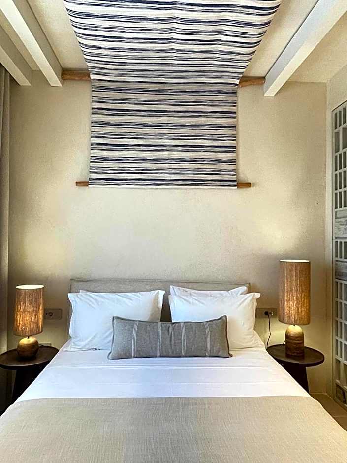 Meros, Santikos Collection