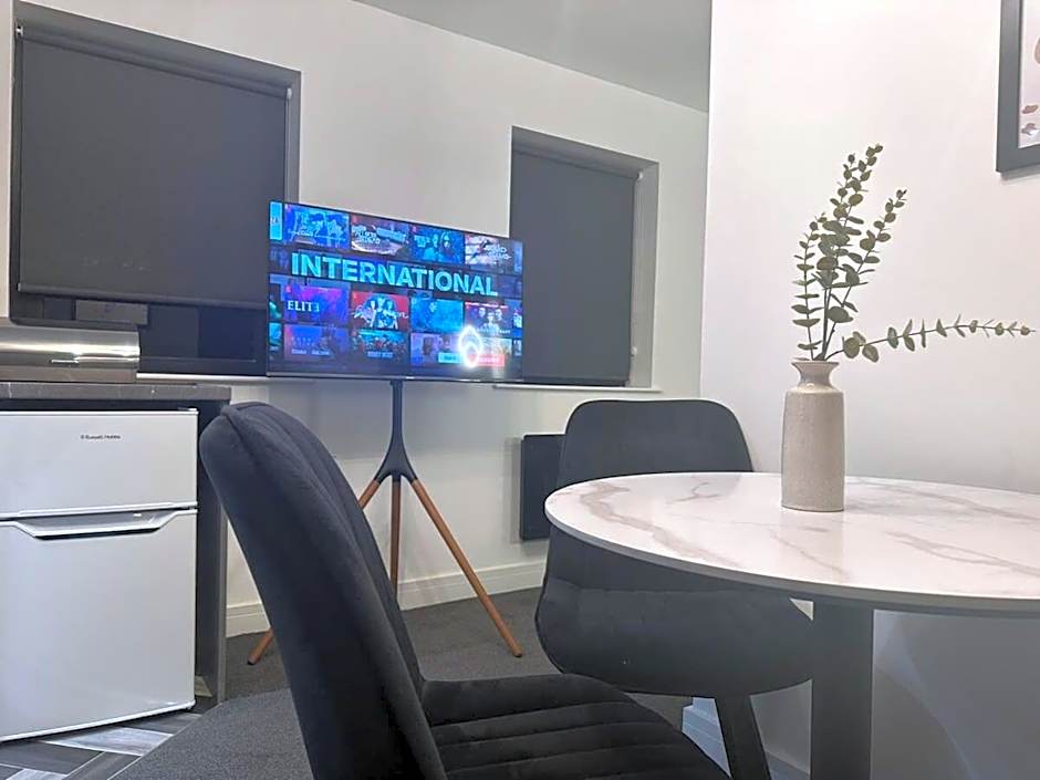 Adam Court Apartments - PE1 - Contractor Friendly - Choice of Studios or 1 Bed Apartments - Free Parking - Sofa Beds - Sky TV - Full Kitchen - Washer Dryer - WiFi