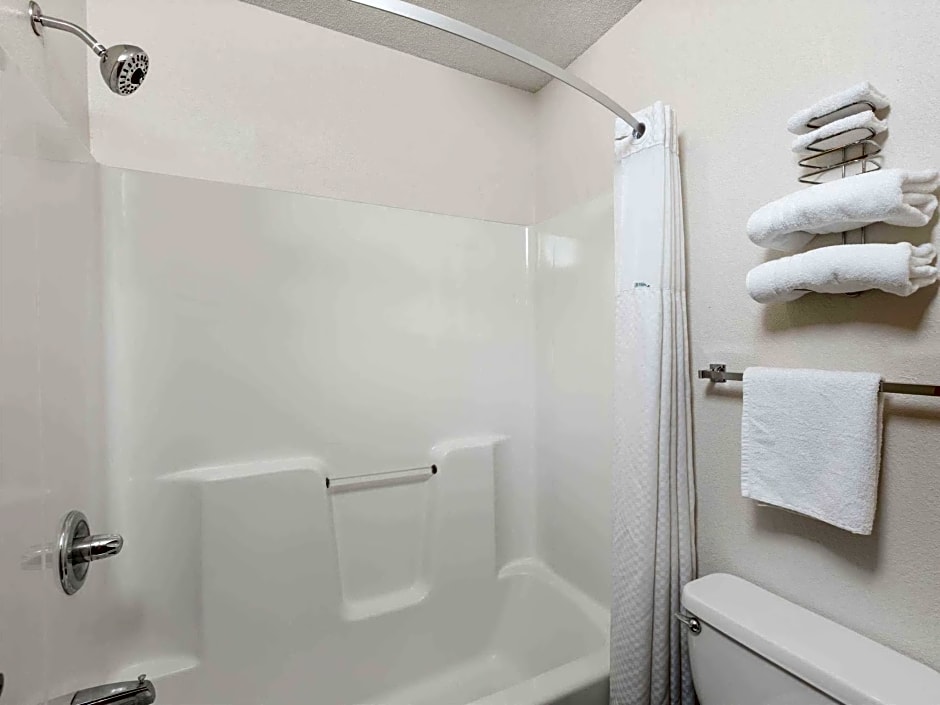 Howard Johnson by Wyndham Wichita Airport