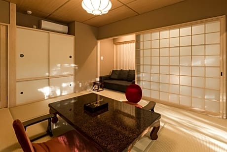 Deluxe Studio Suite, Private Bathroom, Ground Floor (3 Twin Futons)
