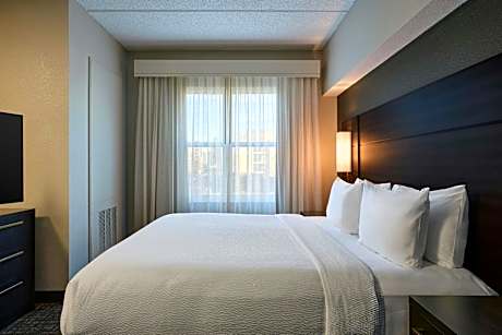 One-Bedroom King Suite with Sofa Bed and Adapted Tub - Mobility and Hearing Accessible