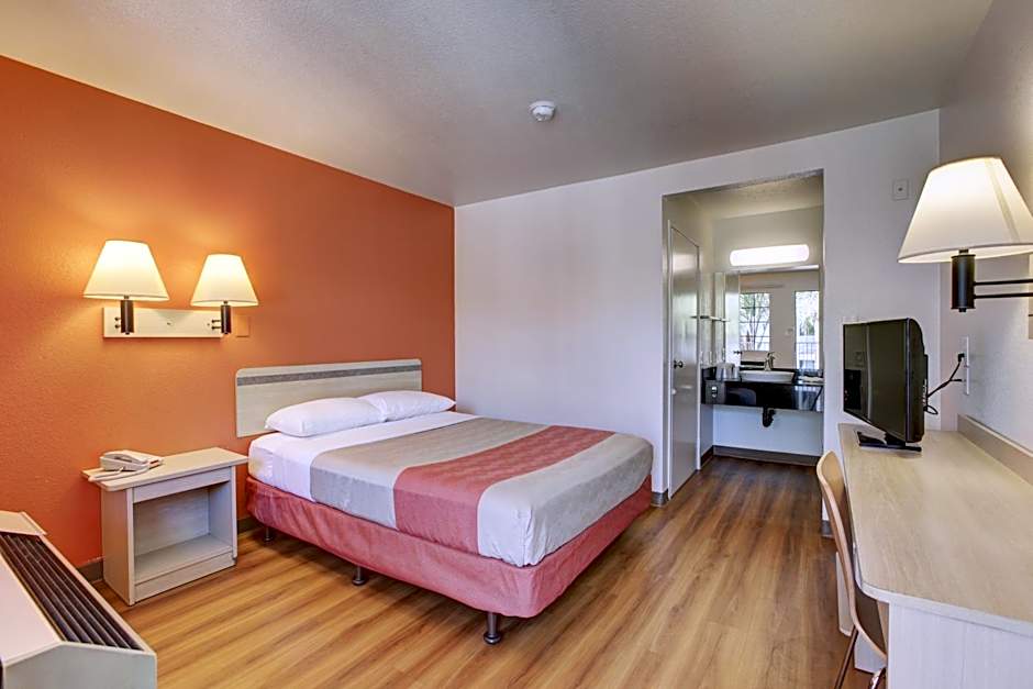 Motel 6-Bellflower, CA - Los Angeles