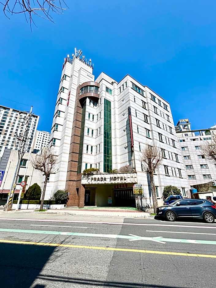 Prada motel