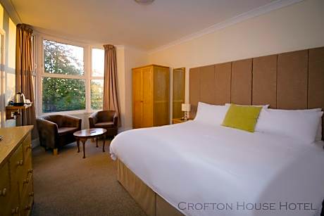 Coombe-Suite-Ensuite with Shower-Garden View