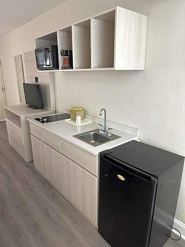 Magnolia Inn Extended Stay of Kingsland - New 2024 - Book a Kitchen Room - 12 Noon Check Out - Sleep In Late - Better Sleep - Ultra Sparkling - Pool open until until 4AM - Stay and Save Today - 24 Hour Front Desk - Premium Coffee Bar - Award Winning Inn