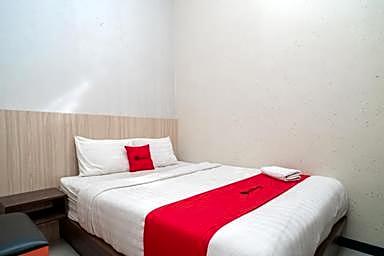 RedDoorz near Matahari Singosaren Solo