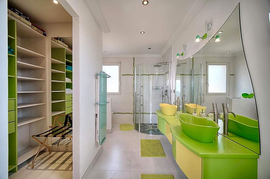 "AU HAVRE DE PAIX" 5 étoiles Prestige jacuzzi, hammam, sauna, PISCINE chauffée Mougins Cannes Grasse