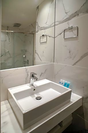 Deluxe Room, Sea View (1 Queen Bed)