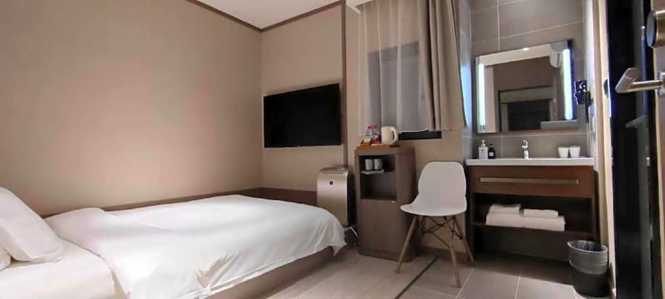 Hanting Hotel Qingdao Yan'an 3rd Road Zhiquan Road Metro Station