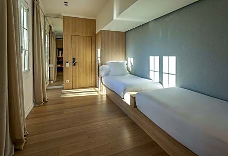 Family Room (2 Twin Beds and 1 Double Bed)