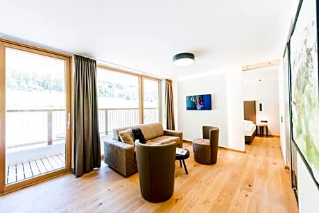 Family Room (2 Adults + 2 Children)