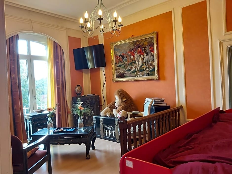 Château Lambert Moulinsart Hotel, shuttle airport, long term parking, snooker, large terrasse, dinner, breakfast