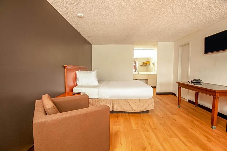 OYO Hotel Centralia - 2 mi from Providence Centralia Hospital