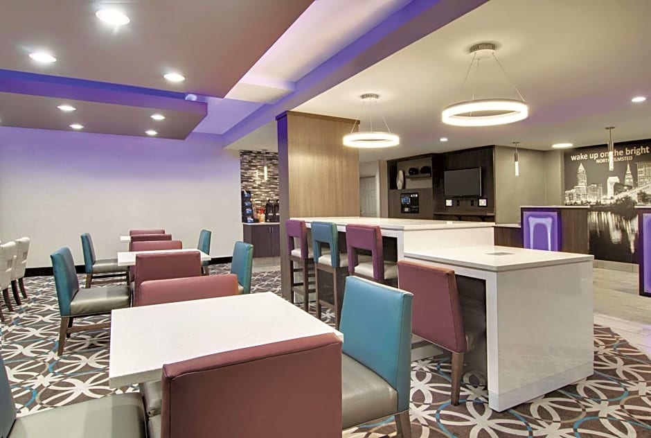 La Quinta Inn & Suites by Wyndham Cleveland Airport West