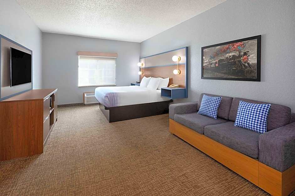Photo 1 of 5 of 1 King Bed, Mobility Accessible, Roll in Shower