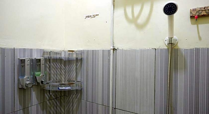 RedDoorz Syariah near Alun Alun Pacitan 2