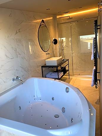 DELUXE WHIRLPOOL & TERRACE ROOM