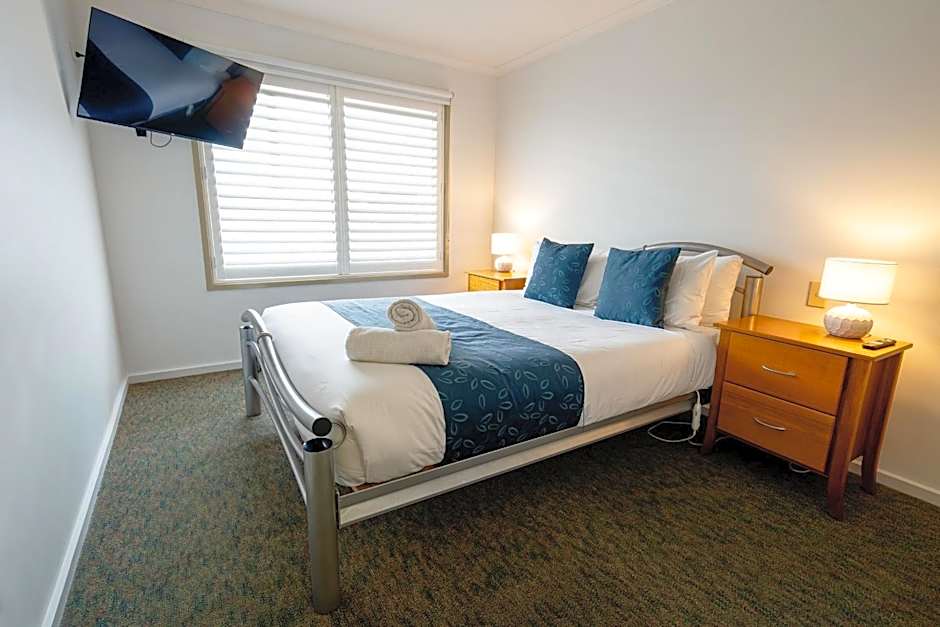 Waves Motel and Apartments