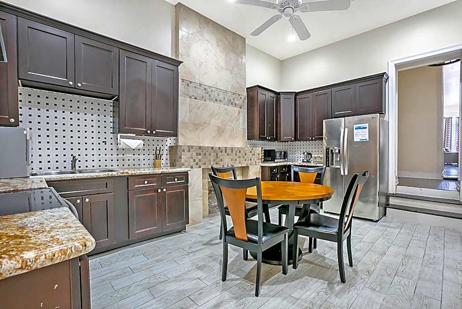 Stylish 4BR condo in Downtown by Hosteeva