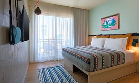Moxy Partial Ocean View, Guest room, 1 King, Partial ocean view, Balcony