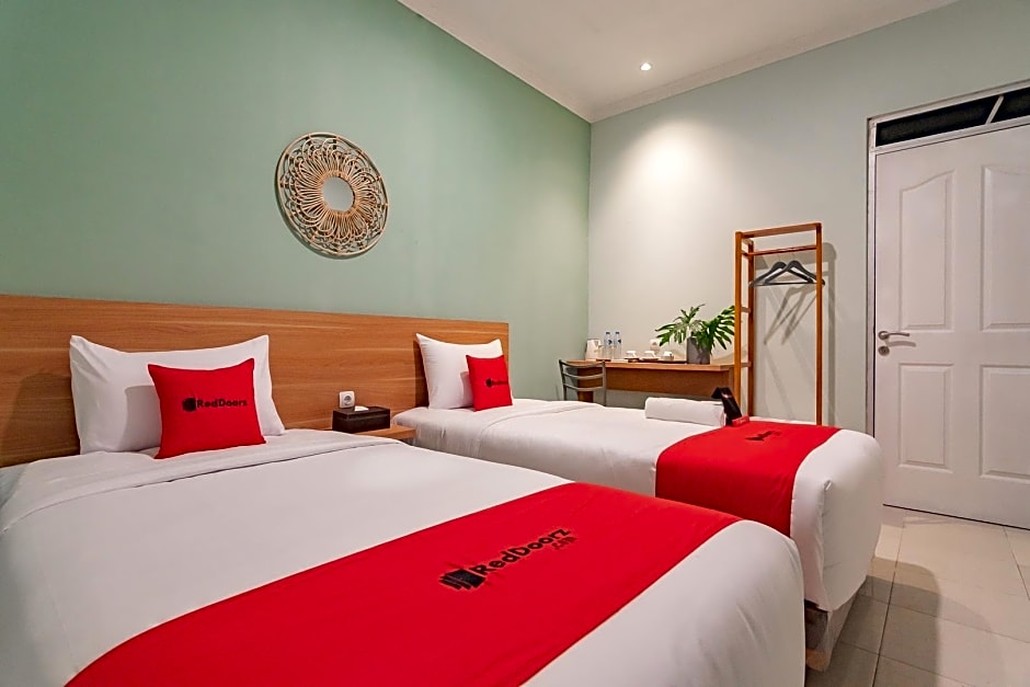 RedDoorz Plus @ Bagusrangin Street