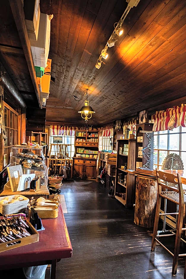 Storm Mountain Lodge Cabins Dining