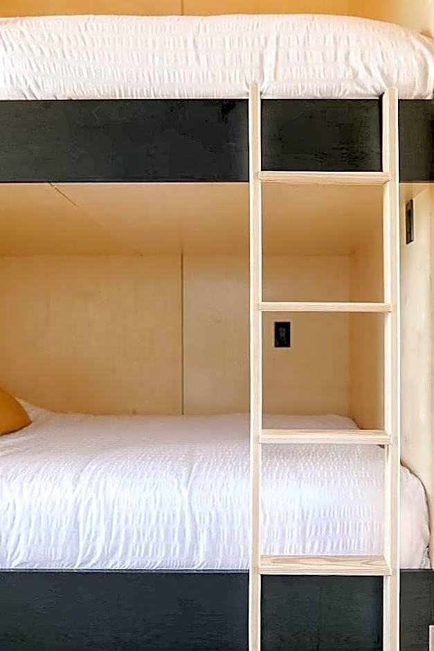 Yellowstone Peaks Hotel