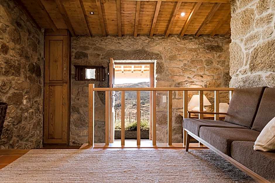 Quinta da Portela - Casa Visconde Arneiros - by RowdHouses