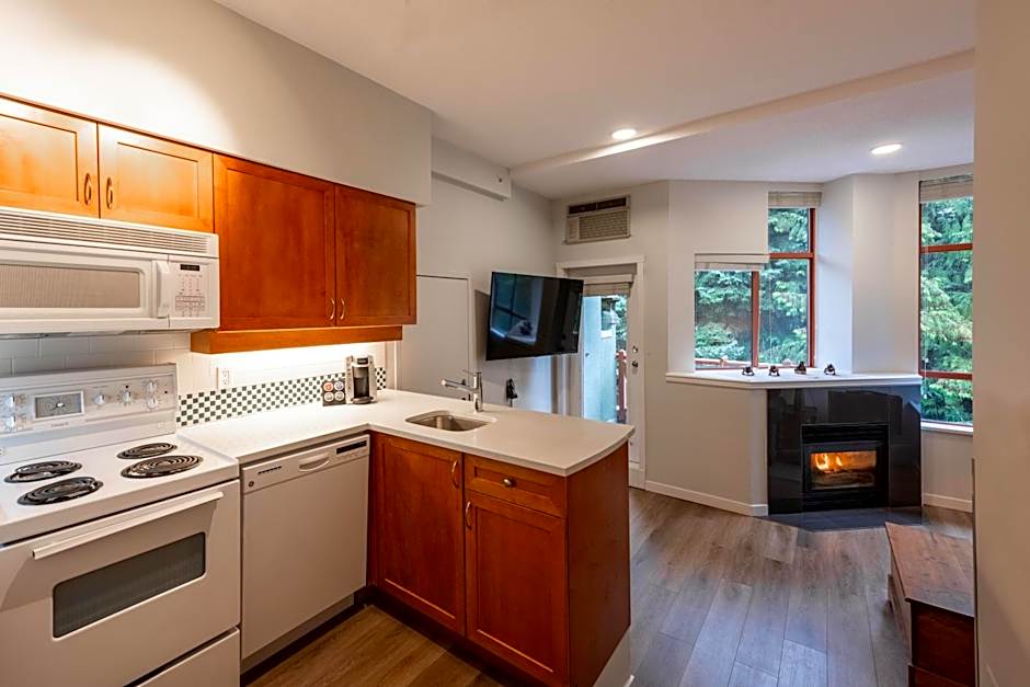 Alpenglow Lodge Snooze Studio with Den by MVA