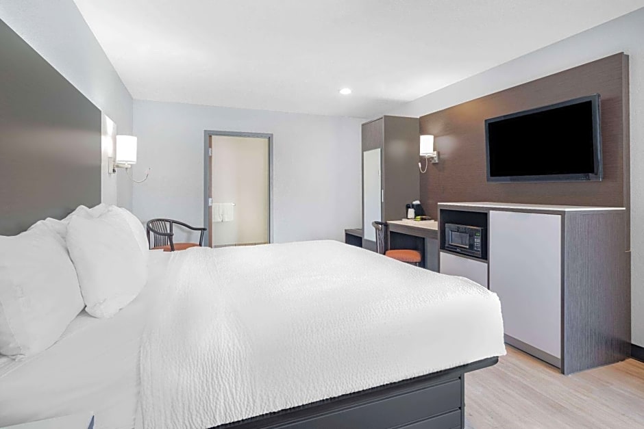 Days Inn & Suites by Wyndham Niagara Falls/Buffalo