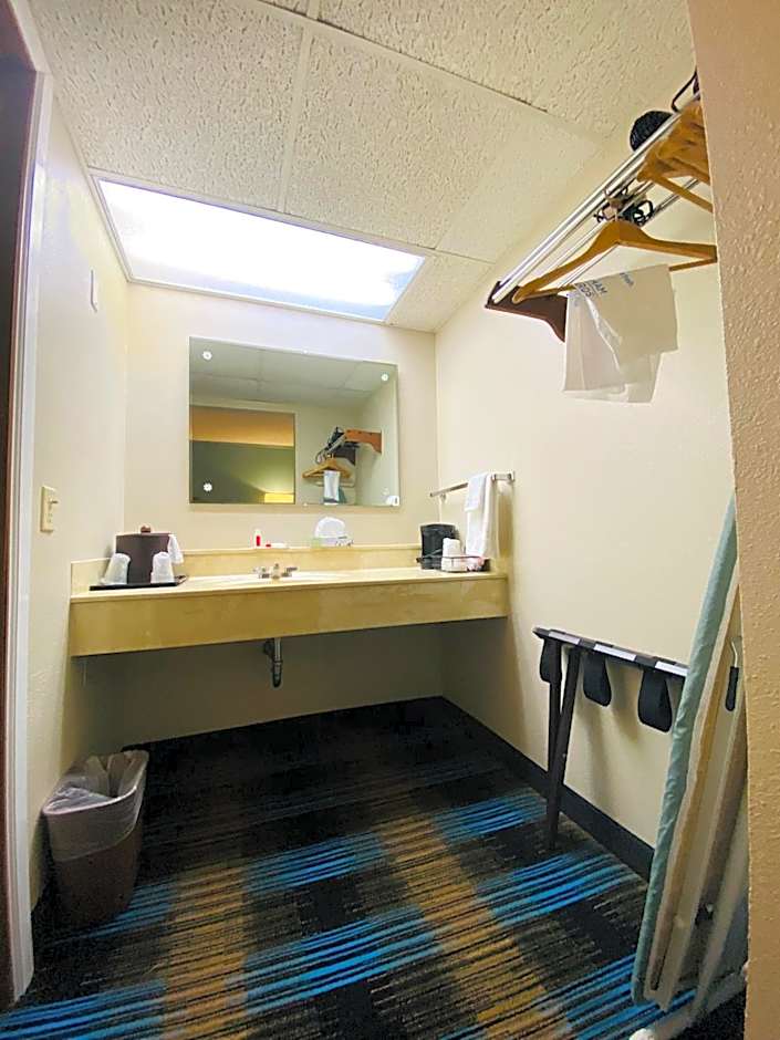 Days Inn & Suites by Wyndham St. Ignace Lakefront