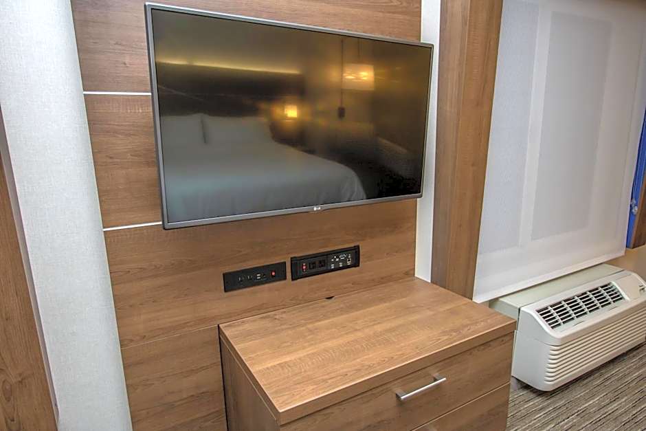 Holiday Inn Express Hotel & Suites Roseville - Galleria Area By IHG