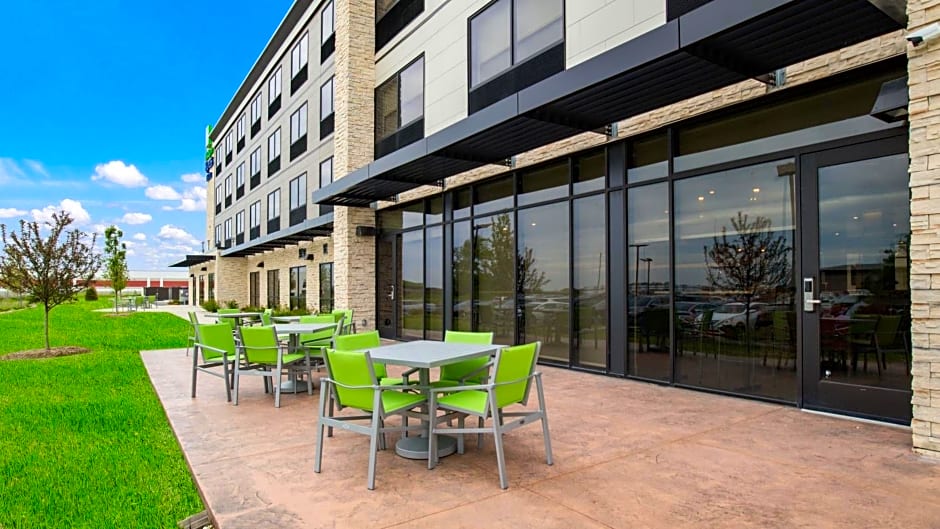 Holiday Inn Express & Suites Racine, an IHG Hotel