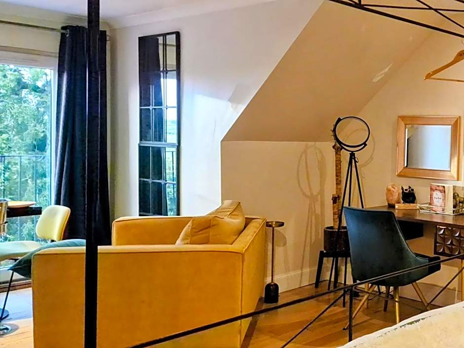 The Green Monkey Lux Suite at The Grumpy Schnauzer B&B Private Hot Tub, Gym, Breakfast, Stunning!