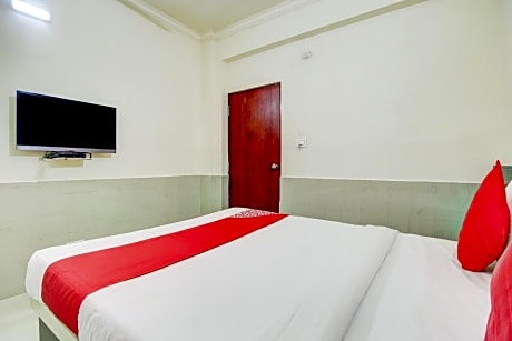 Deluxe Double Room (2 Adults + 1 Child)