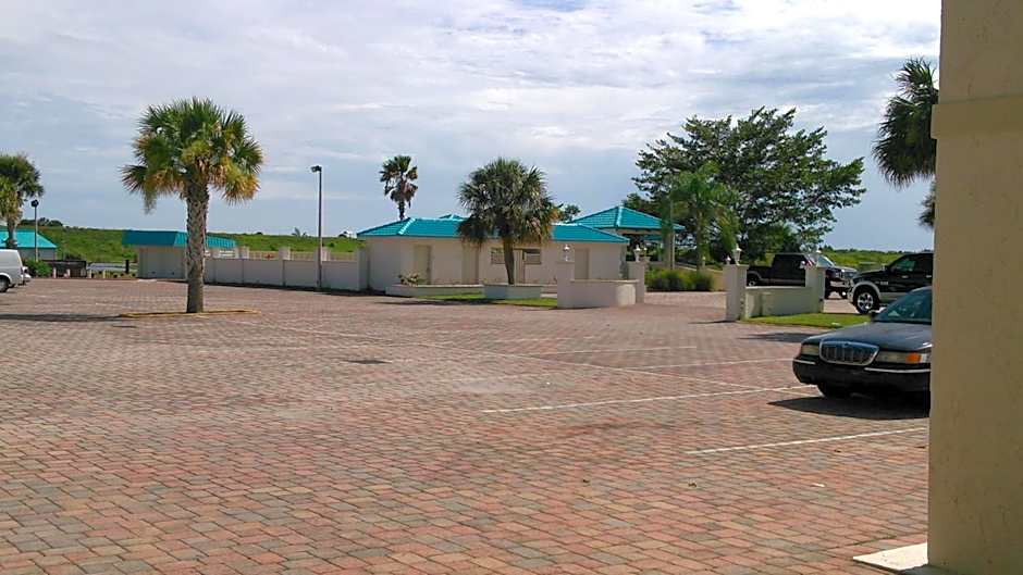 Days Inn & Suites by Wyndham Lake Okeechobee