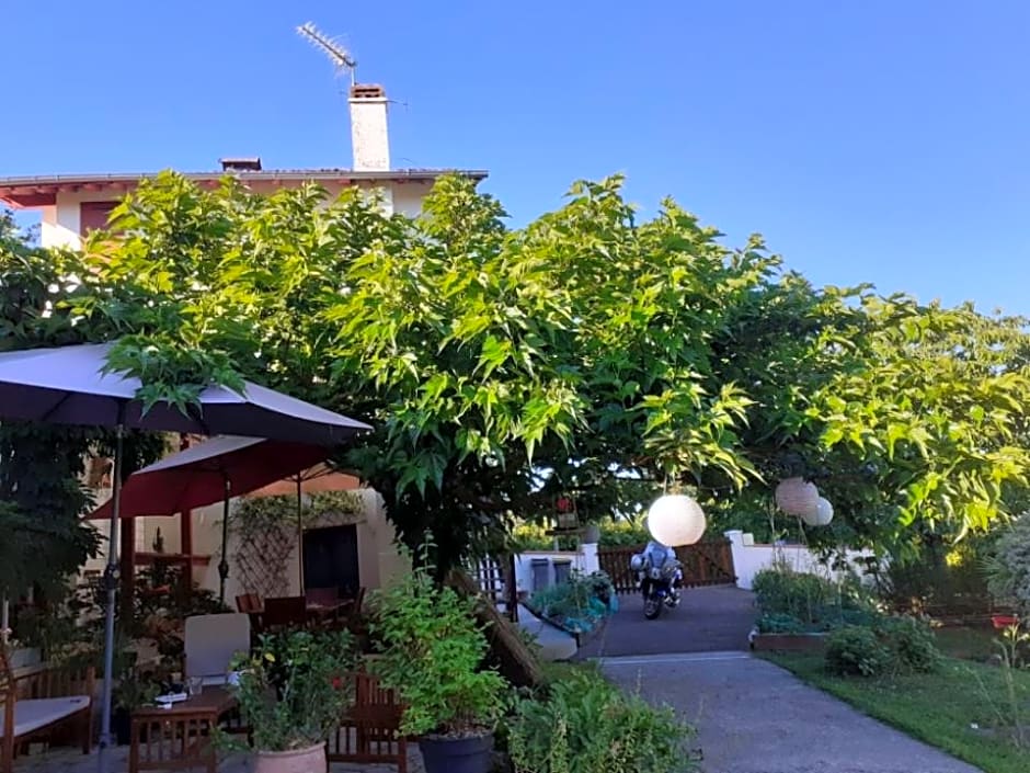 Au Bosquet, chambre et salle de bains avec petit déjeuner à 600 m du centre dans un cadre calme et verdoyant