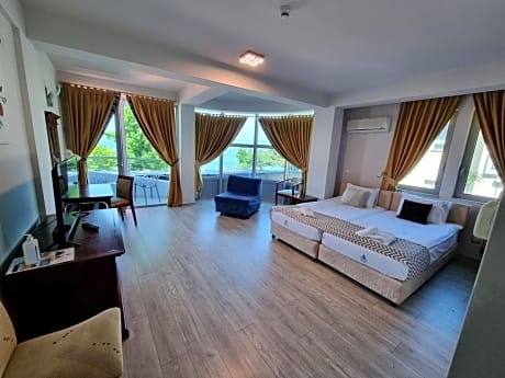 Superior Double Room with Lake View and Balcony