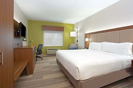 Standard King Room with Roll-in Shower - Mobility Accessible