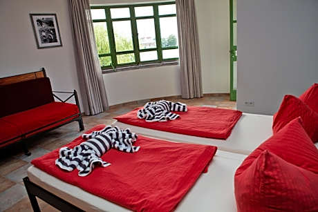 Family Room (2-4 Adults)