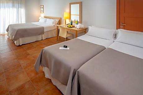 Family Room (2 Adults + 2 Children)