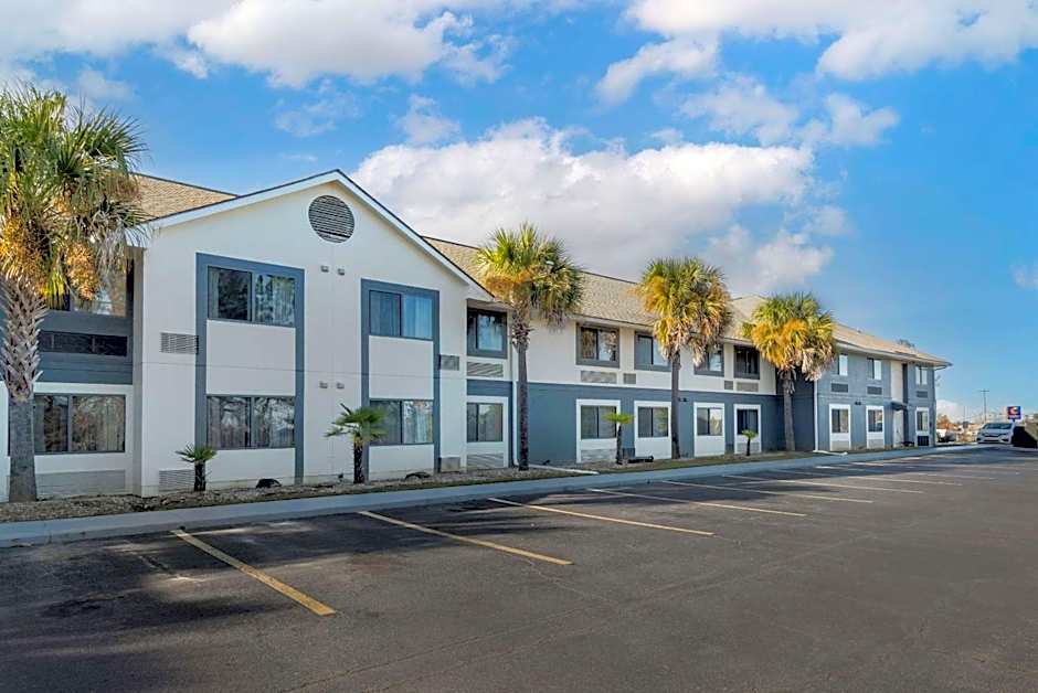 Comfort Inn & Suites - near Robins Air Force Base Main Gate