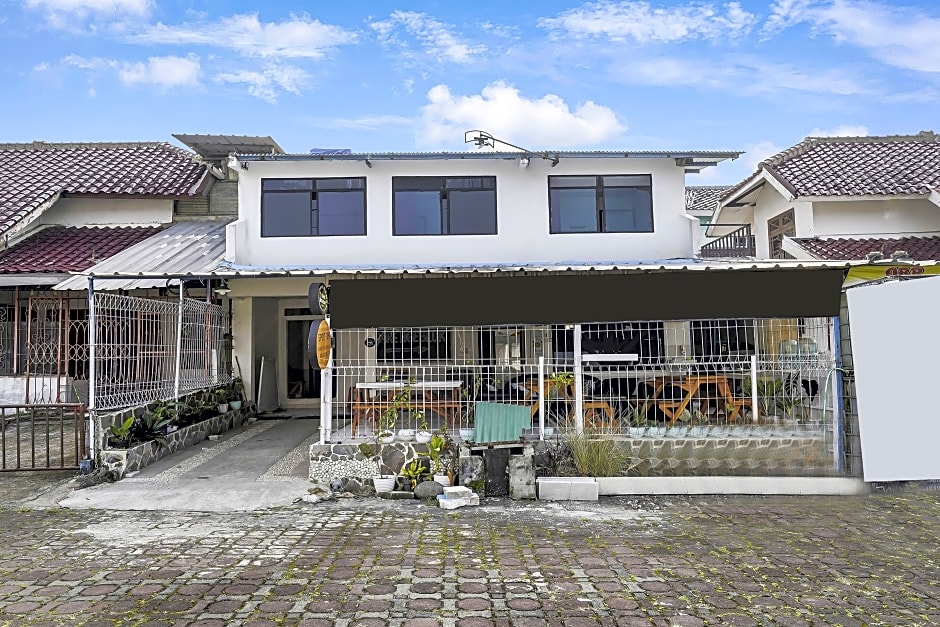 SPOT ON 91108 Sare Ngebluk Residence