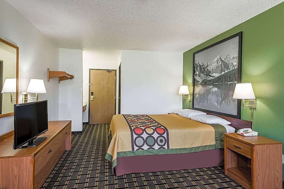 Super 8 by Wyndham Coshocton Roscoe Village