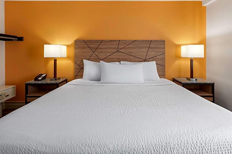 Howard Johnson by Wyndham Malden Boston Area