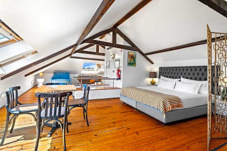 Signature Suite with Terrace and River View