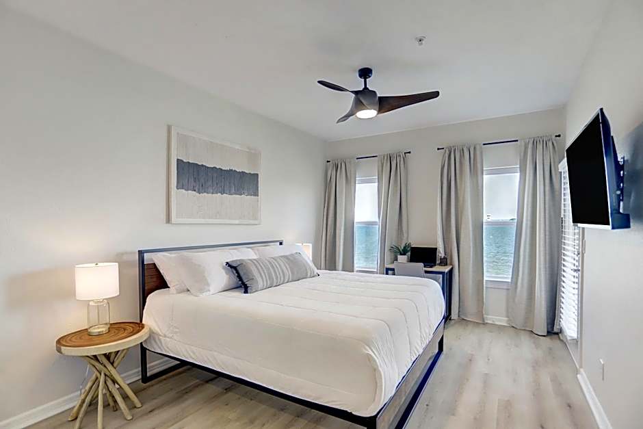 Newly Renovated Waterfront Condo With Sunset Views