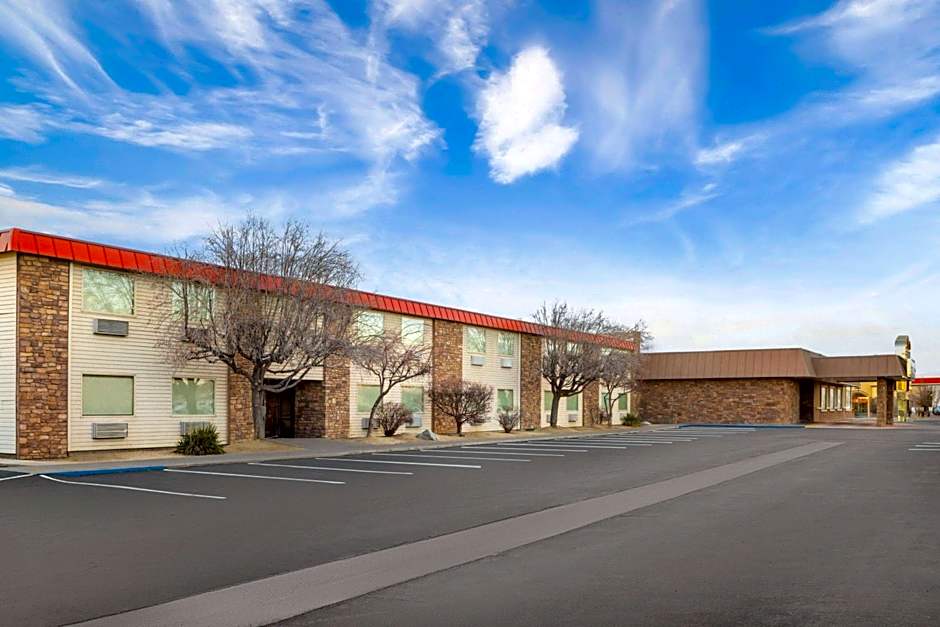 Super 8 by Wyndham Fallon